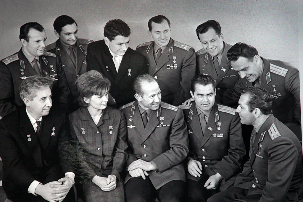 Сколько было первых космонавтов. Гагарин Титов Николаев Попович. Первый отряд Космонавтов 1960.
