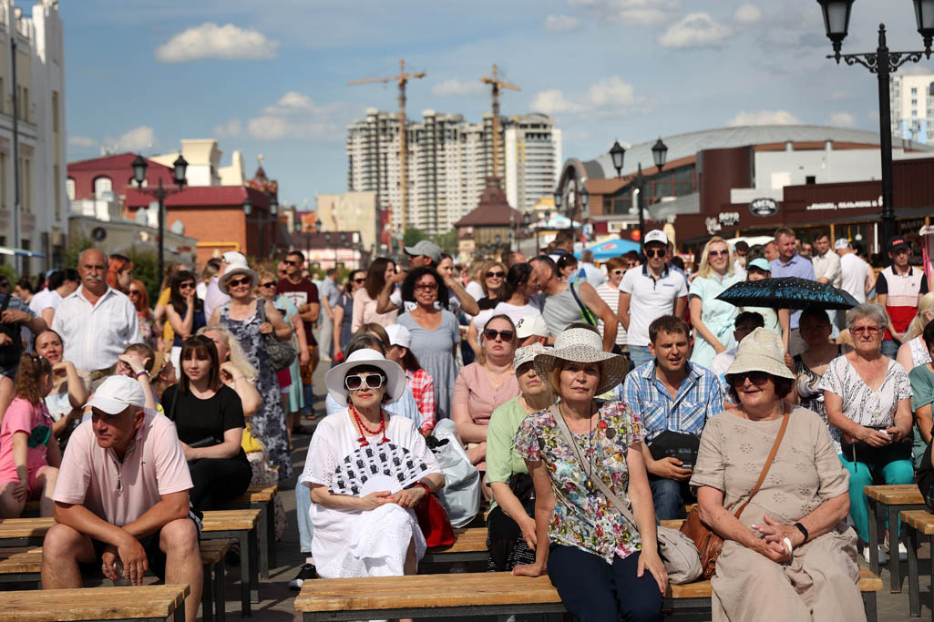 Жителей который также был в. Жители города Барнаула. Барнаул люди. Барнаульцы люди. Жители Барнаула фото.