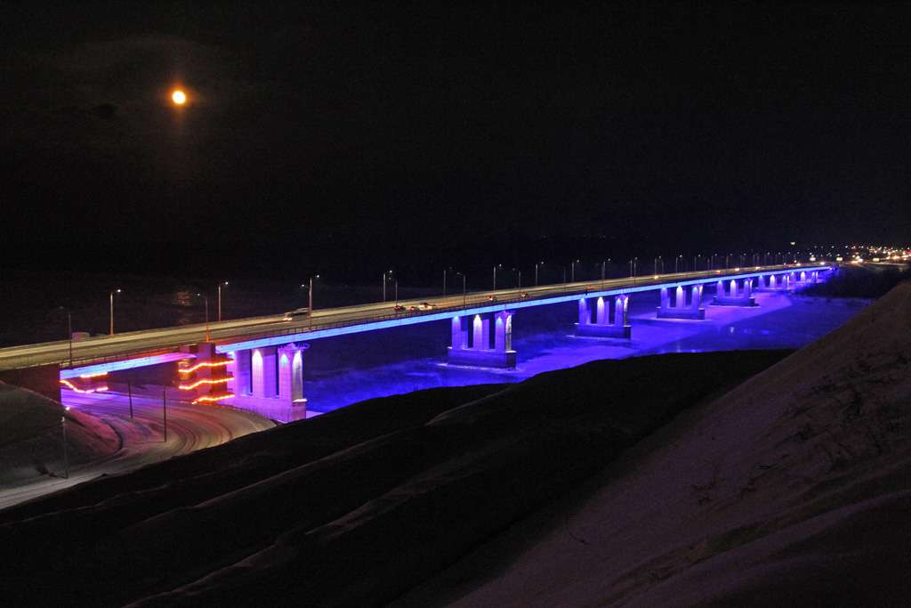 Включи ночную станцию. Новый мост в Барнауле через Обь. Барнаул мост ночью. Бельмитский мост Барнаул. Барнаул мост через Обь с подсветкой.