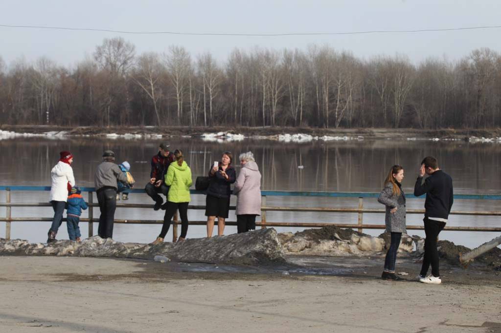 Уровень оби в никольском. Вода в Оби. Уровень воды в Оби в Барнауле сегодня. Разлив Оби в Барнауле. Озеро Колядинское Тюменцевский район Алтайский.