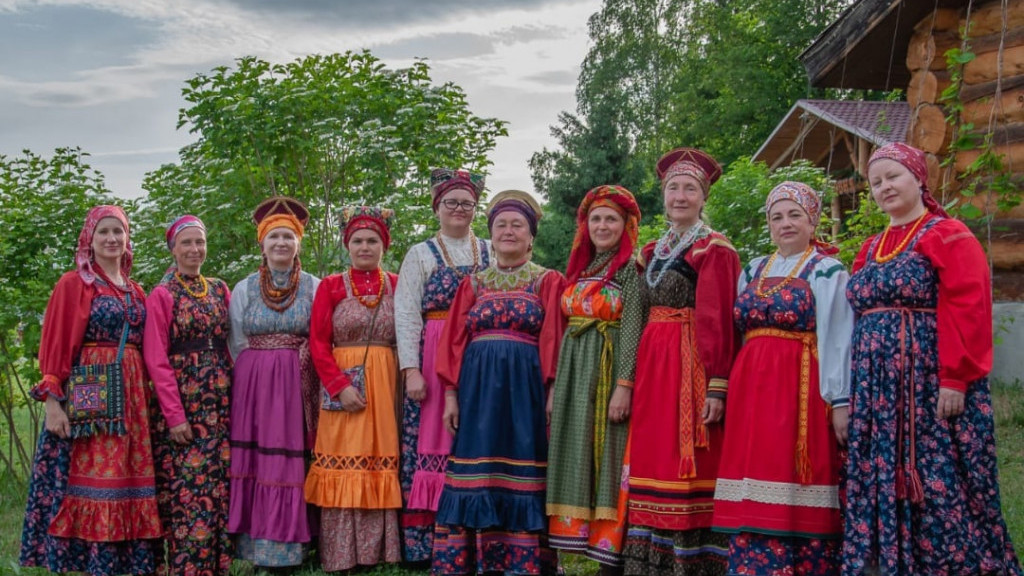 Как головной убор меняет социальный статус девушки у разных народов Фото №6