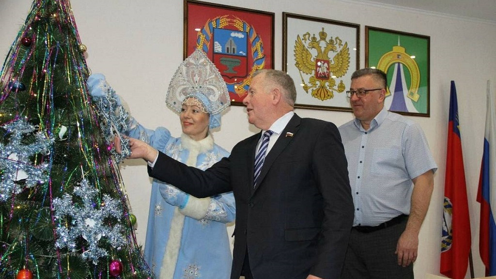 Алтайские думцы исполнили новогодние желания особенных детей Фото №3