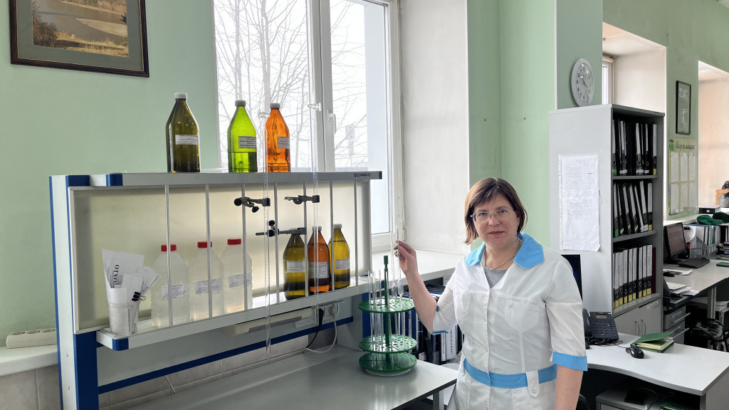 Буркова Ирина Анатольевна, ведущий инженер-химик по водным ресурсам производственно-технологической лаборатории ООО «Благо – Барнаул» фото