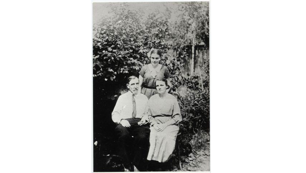 Софья Иосифовна Хренкова (дочь Софьи Германовны Гопфенгауз и её мужа Иосифа Хренкова) со своим мужем Борисом Дмитриевичем Рождественским и их дочерью Софьей Борисовной Рождественской фото