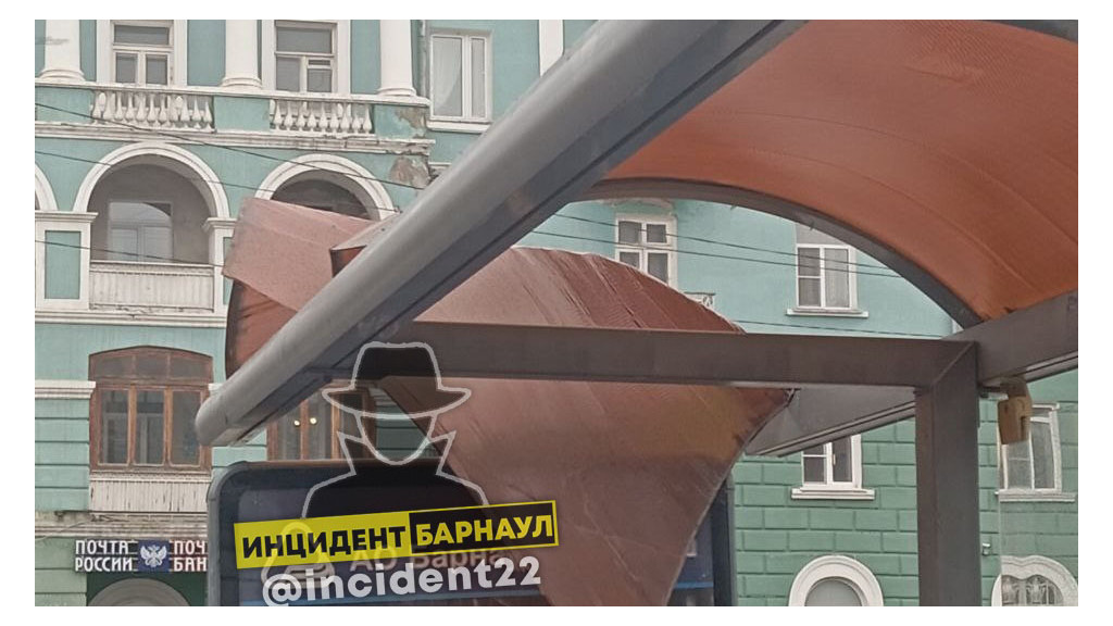 Ураганный ветер в Барнауле ломает деревья и переворачивает остановки Фото №2