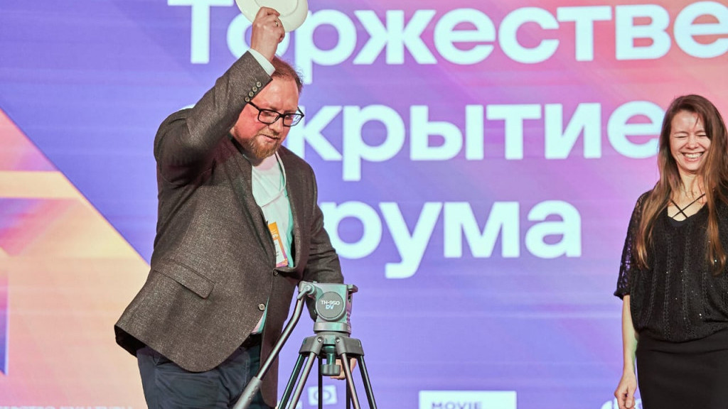 Фото: Евгений Тор / Важная примета киношников - разбить тарелку на удачу о штатив камеры фото