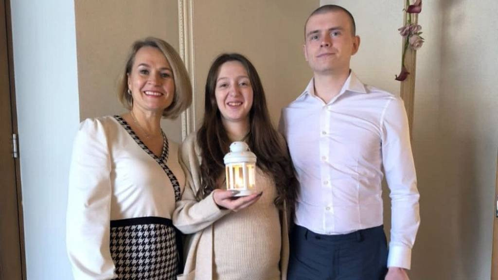 Фото: Наталья Исаева / Семья Гусельниковых с министром соцзащиты региона Натальей Оськиной фото