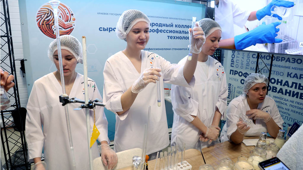 В Барнауле в спорткомплексе «Титов Арена» «играли» работодатели и соискатели Фото №8
