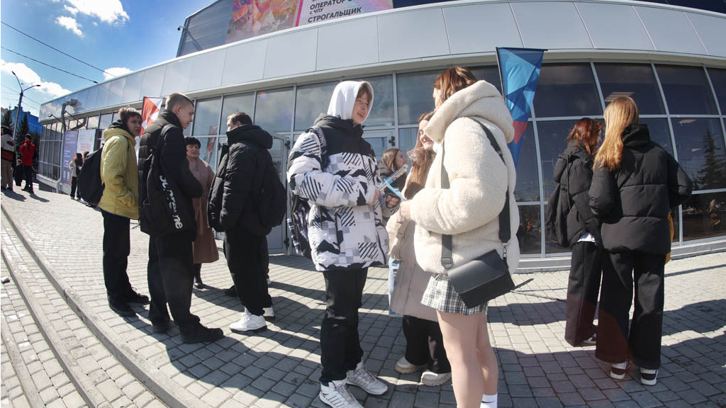 В Барнауле в спорткомплексе «Титов Арена» «играли» работодатели и соискатели Фото №9