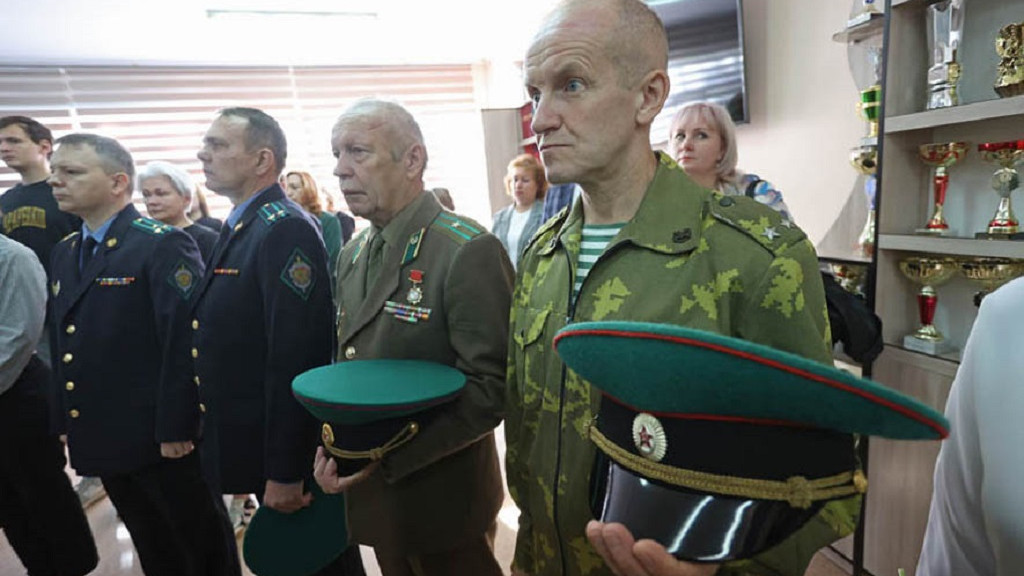 В барнаульской гимназии открыли памятную доску погибшему в ходе спецоперации выпускнику Фото №4