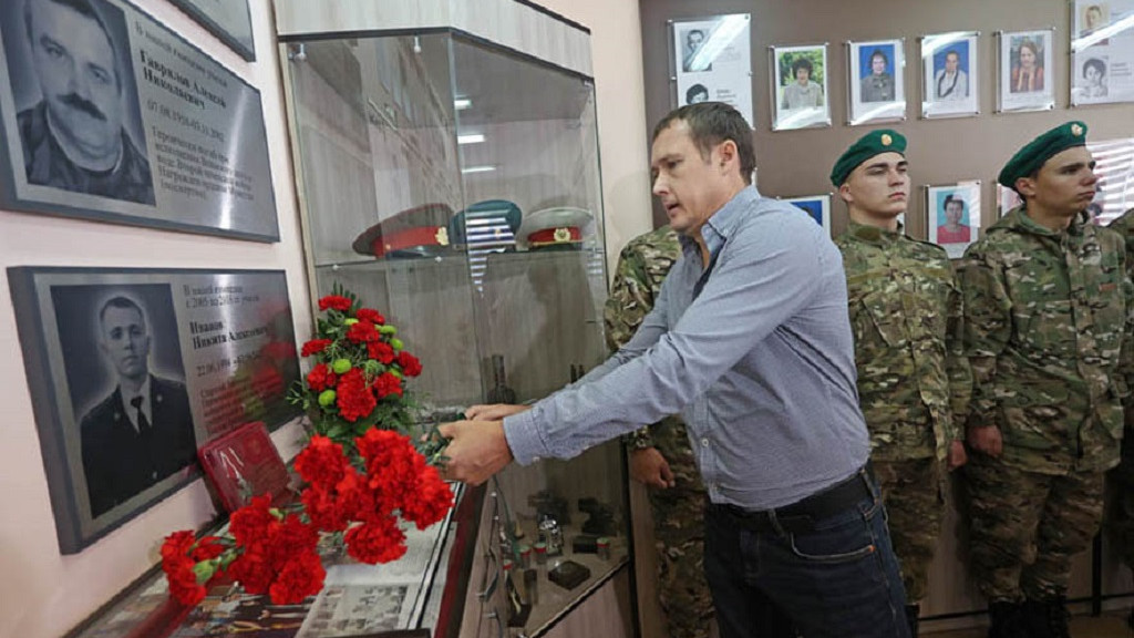 В барнаульской гимназии открыли памятную доску погибшему в ходе спецоперации выпускнику Фото №5