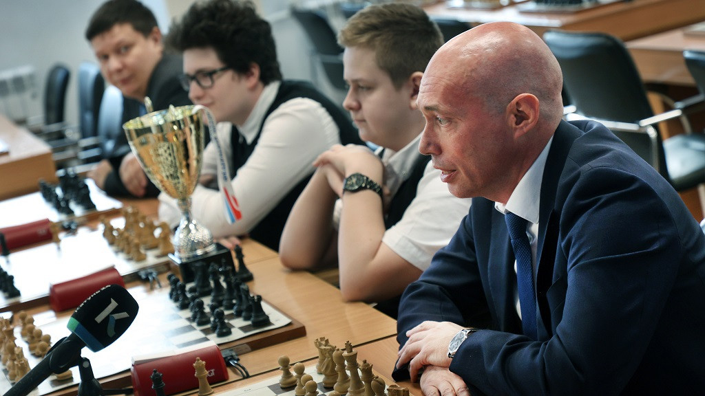 Артём Поломошнов (справа) рассказывает об успехах спортсменов фото