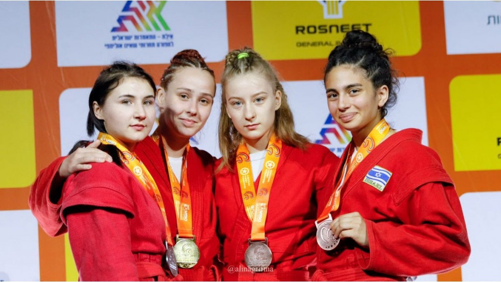 Фото: Алина Грифина / Алина Скрипачева на пьедестале первенства Европы фото