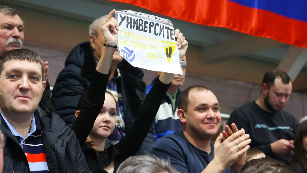 Болельщики помогли местным игрокам сломить сопротивление гостей фото