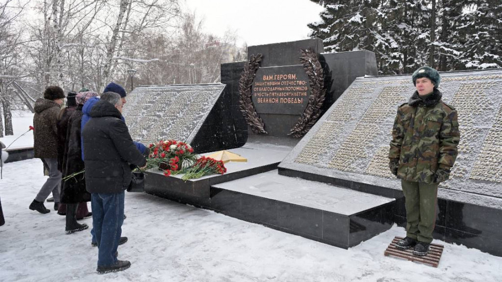 В Барнауле прошли мероприятия, посвященные годовщине завершения Сталинградской битвы Фото №2