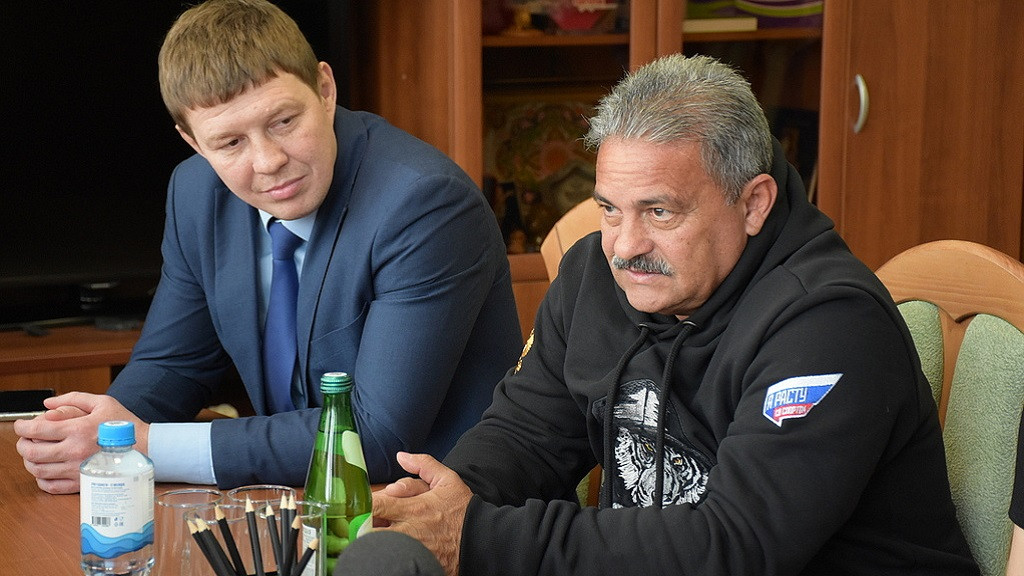Фото: Наталья Новикова/пресс-служба Министерства спорта Алтайского края / Иван Нифонтов и Хосе Антонио Миранда Каррера в Алтайском педуниверситете фото