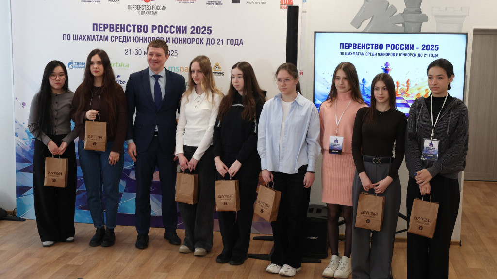 Иван Нифонтов вручил памятные подарки лучшим юниоркам страны фото