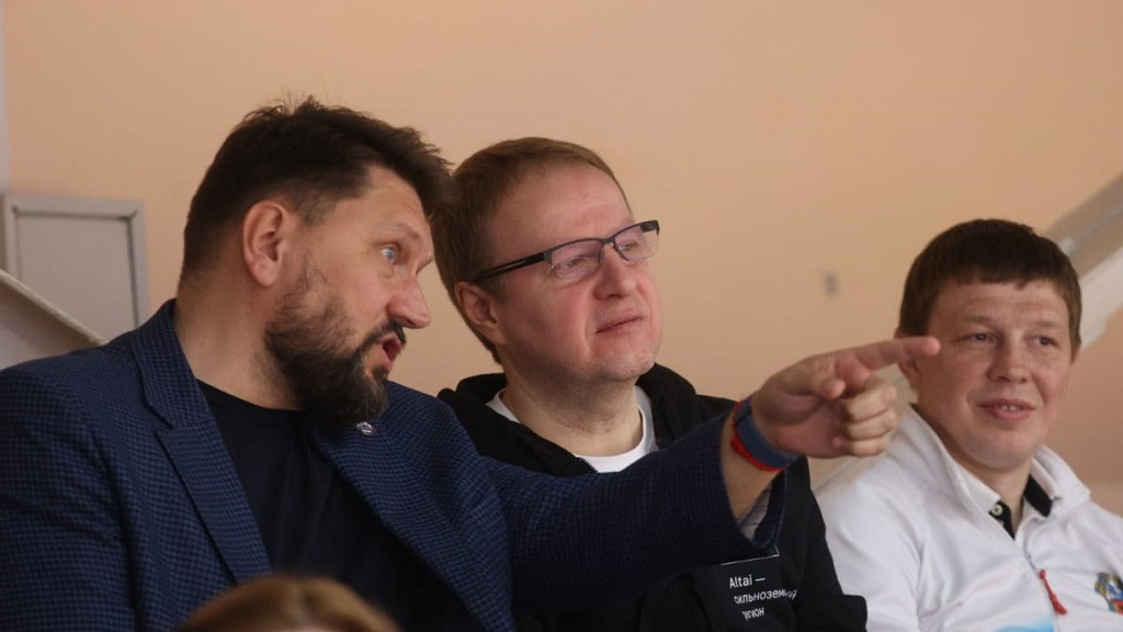 Губернатор Алтайского края Виктор Томенко в окружении директора "Барнаула" Виталия Мантлера (слева) и министра спорта региона Ивана Нифонтова фото