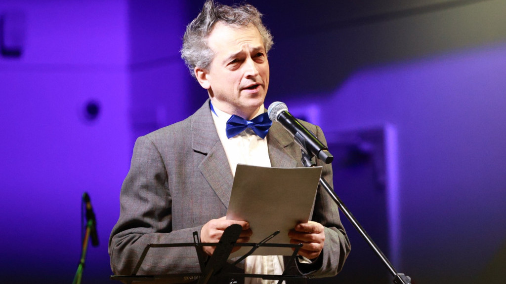 Актер МТА Виктор Синицин прочел отрывок из автобиографической книги Вольфа Мессинга / Фото: Государственная филармония Алтайского края фото