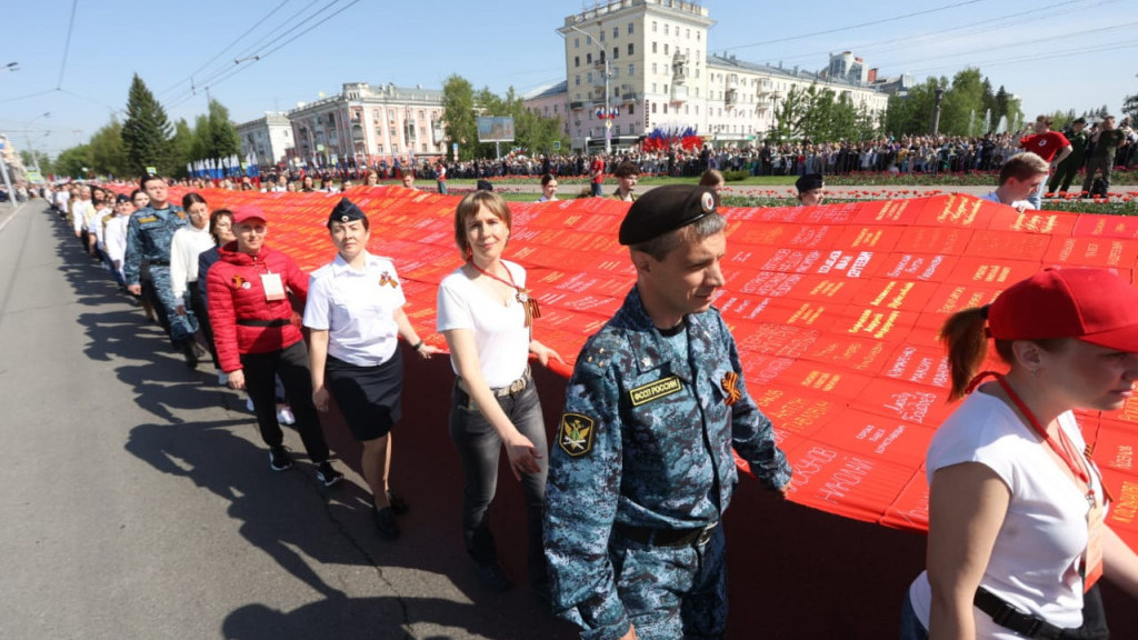 В шествии «Бессмертного полка» в Барнауле приняли участие свыше 30 тысяч человек Фото №5