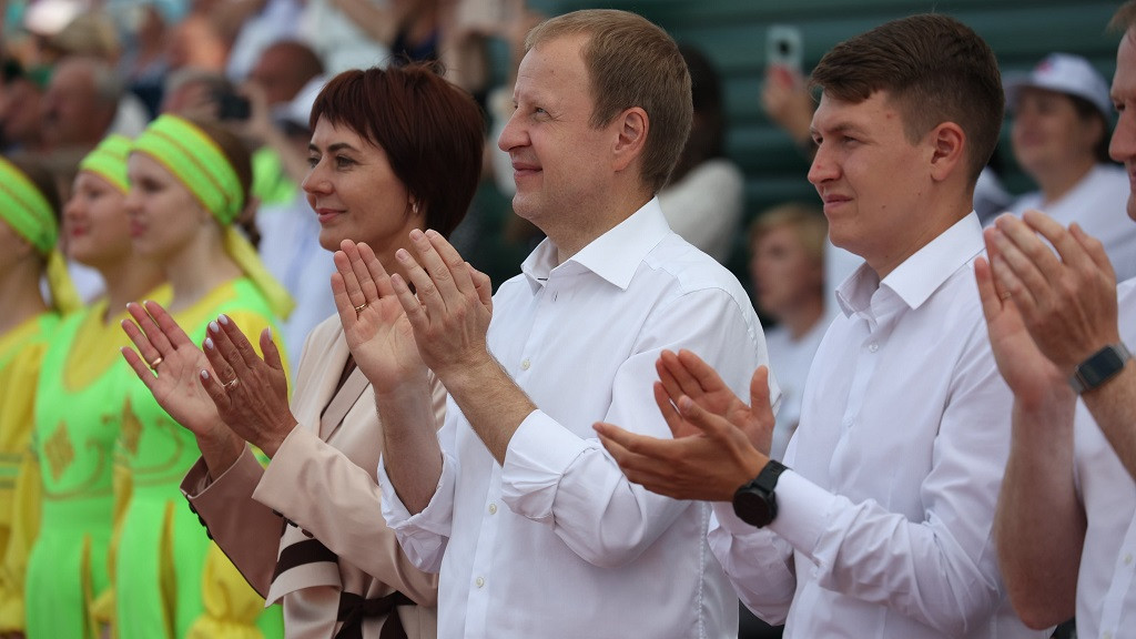 Спортсменов приветствуют Людмила Шлаузер, Виктор Томенко и Денис Голобородько фото