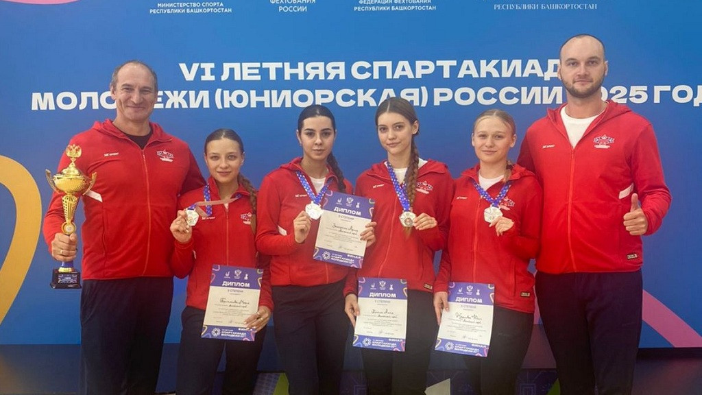 Фото из личного архива спортсменов / Алтайские саблистки с тренерами Валерианом Феоктистовым (слева) и Даниилом Бубенчиковым фото
