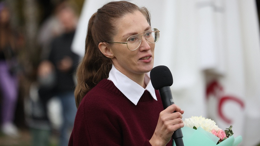 Екатерина Крючкова приветствует участников соревнований фото