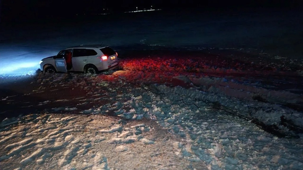 Алтайские спасатели помогли водителям, застрявшим на заснеженных трассах Фото №2