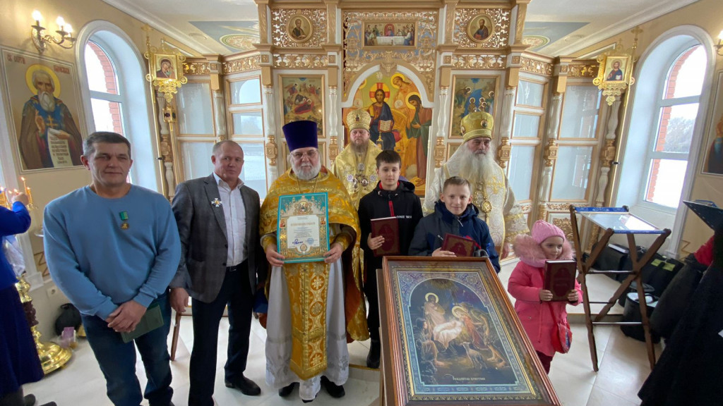 Фото: Пресс-служба Рубцовской епархии / Андрей Гаус, Сергей Бенслер, настоятель Покровского храма протоиерей Геннадий Конкевич, епископ Рубцовский и Алейский Роман и митрополит Барнаульский и Алтайский Сергий во время освящения церкви. фото