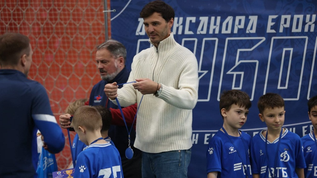 Александр Ерохин награждает юных футболистов на турнире своего имени в Барнауле фото