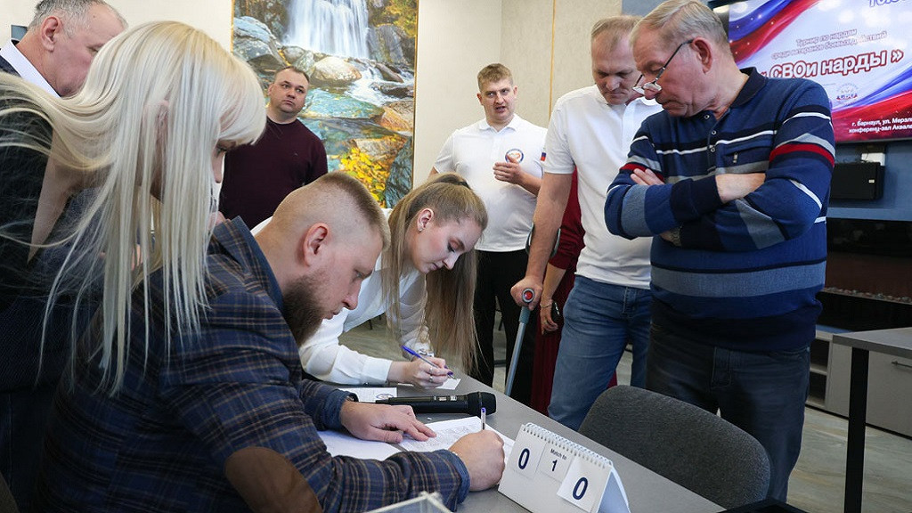 В Алтайском крае прошел турнир по нардам среди участников СВО и ветеранов боевых действий Фото №8
