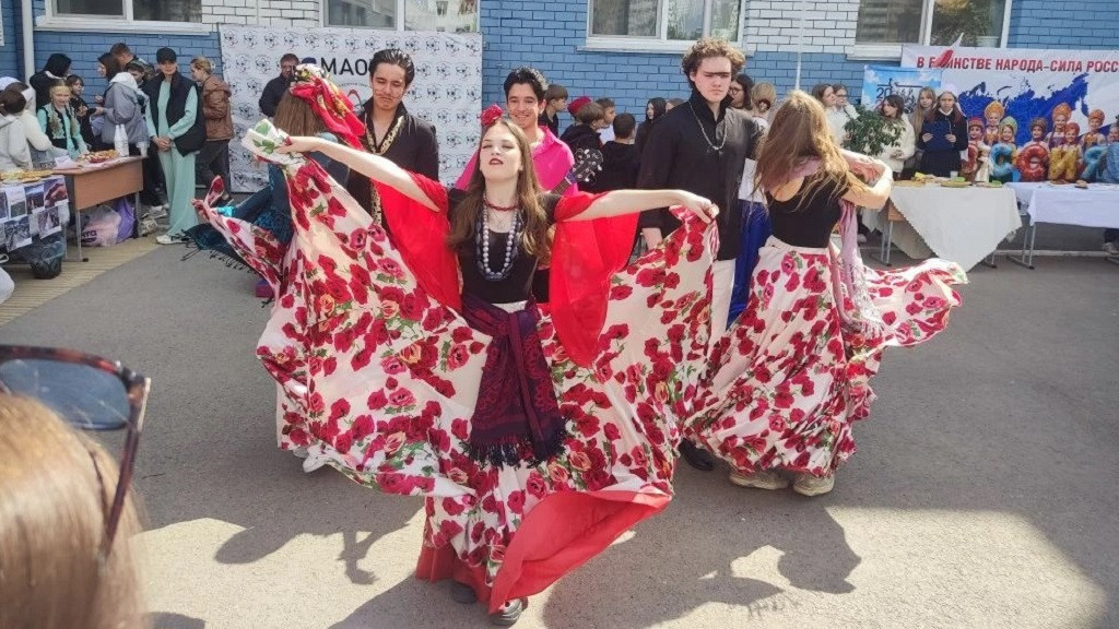 Зажигательный цыганский танец в ярких костюмах фото