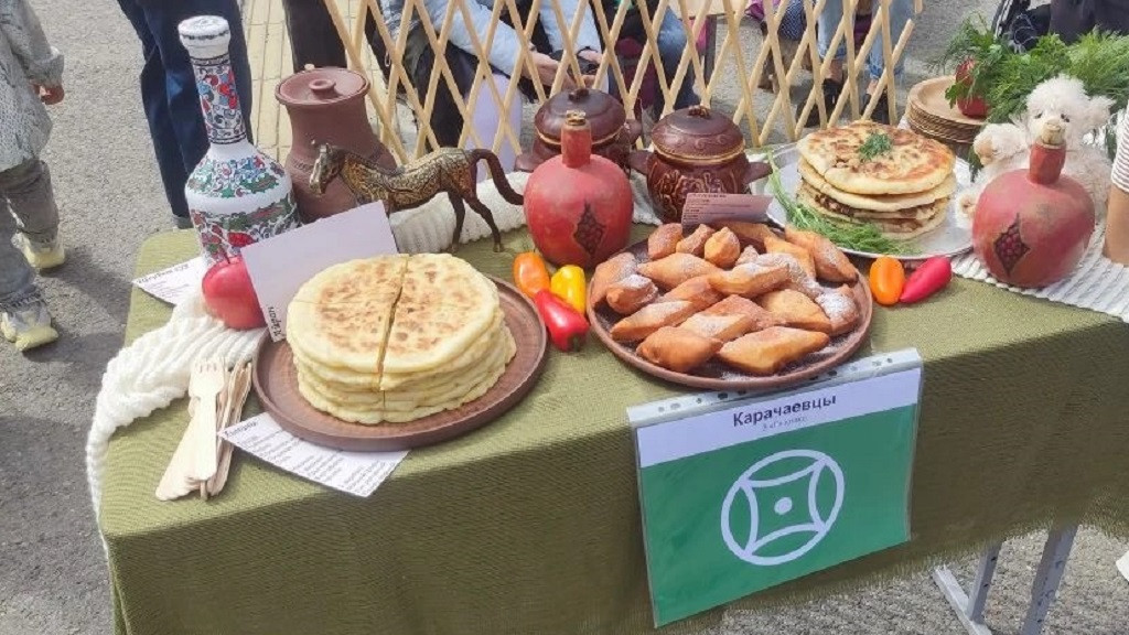 Кукаль, колдуны, клёцки со шкварками: в барнаульской школе № 136 представили блюда народов Алтайского края Фото №7