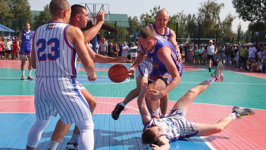 Роман Баландин в финале сельской олимпиады-2026 в окружении павловчан фото