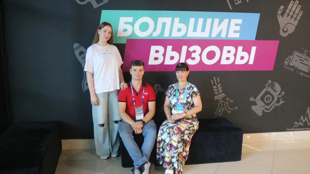 Диана Колосова со своими наставниками Тихоном Паничкиным и Еленой Ушаковой фото