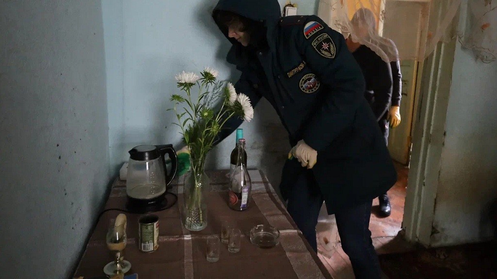 Фото: Пресс-служба ГУ МЧС России по Алтайскому краю / По легенде, в одной из квартир перед пожаром было застолье фото