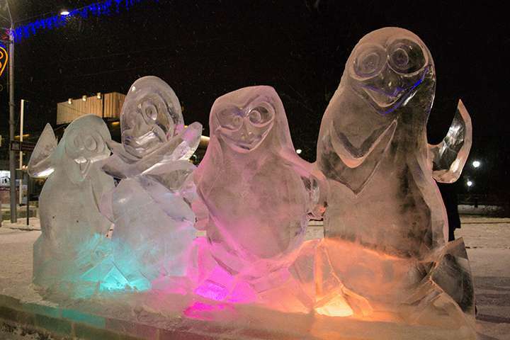 Какие ледовые. Барнаул площадь Сахарова ледяной городок. Барнаул ледовые фигуры. Ледяные скульптуры Барнаул. Барнаул ледяной город ледяной.