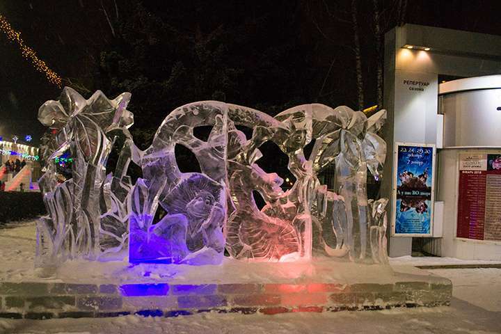 Какие ледовые. Бийск ледяные скульптуры. Ледяные фигурки в Барнауле. Ледяные скульптуры Барнаул. Набережная Ижевска ледяные скульптуры.
