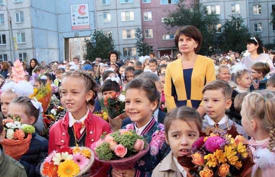 Пойдут дети сегодня школу. Дети идут в школу 1 сентября. Якутск дети идут со школы. Завтра дети идут в школу. Дети идут с цветами в школу фото.