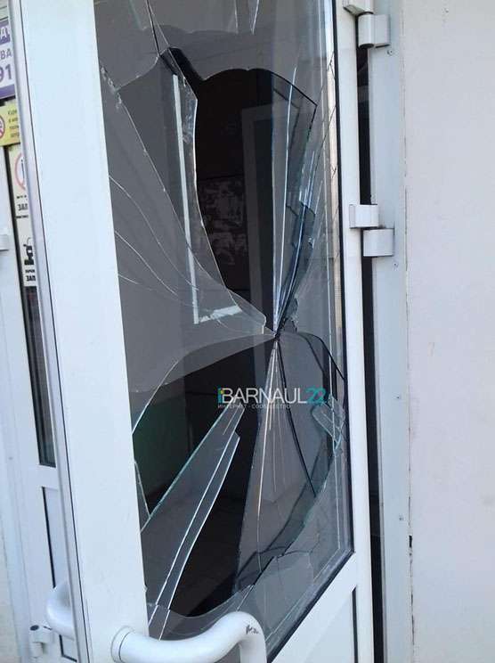 Разбили стекло на двери. Разбитое стекло в двери. Балконная пластиковая дверь с разбитым стеклом. Разбитое стекло в подъезде. Разбитые стекла в подъездных дверях.